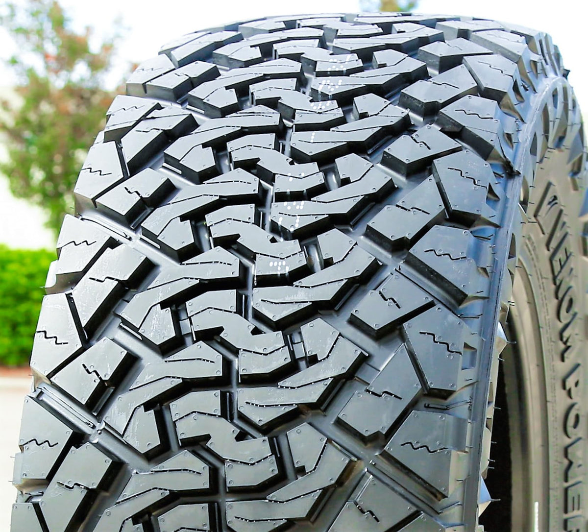 4 x LT265/70R18 Tires F633827